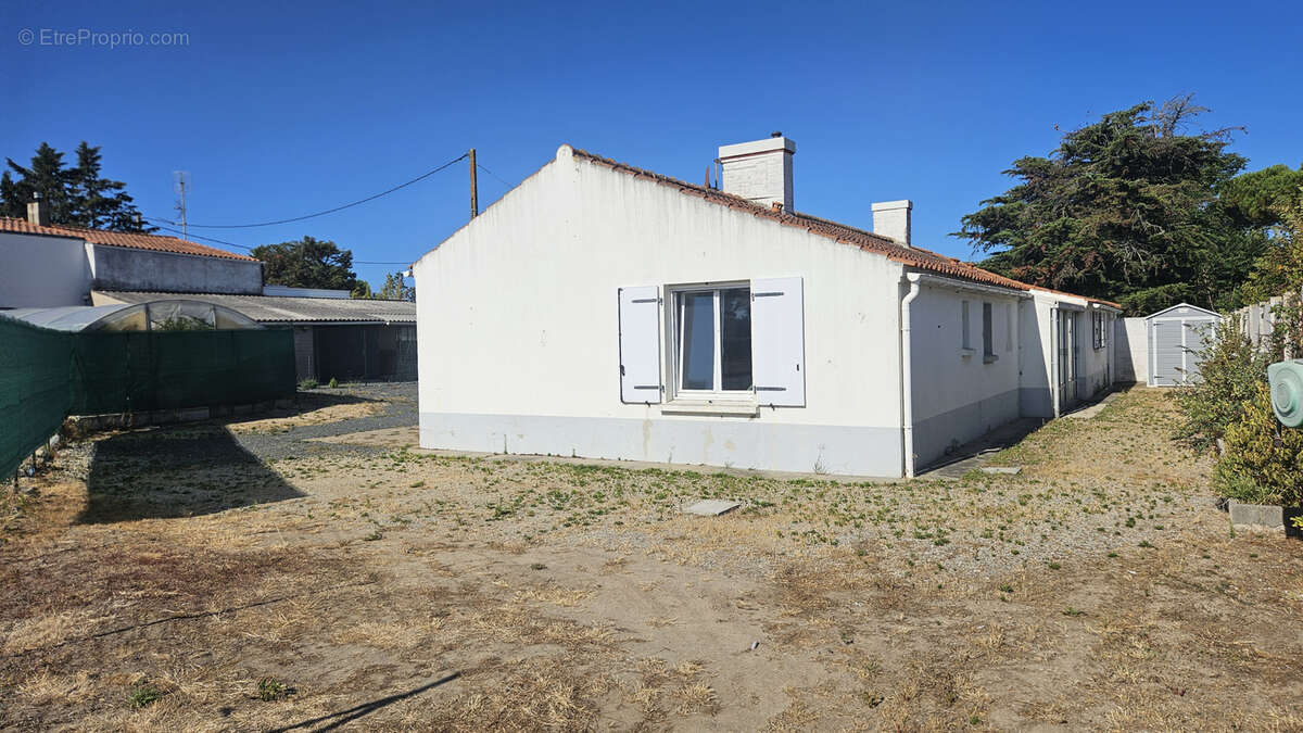 Maison de 130 m2 + dépendances sur un terrain de 650 m2 ! - photo 3
