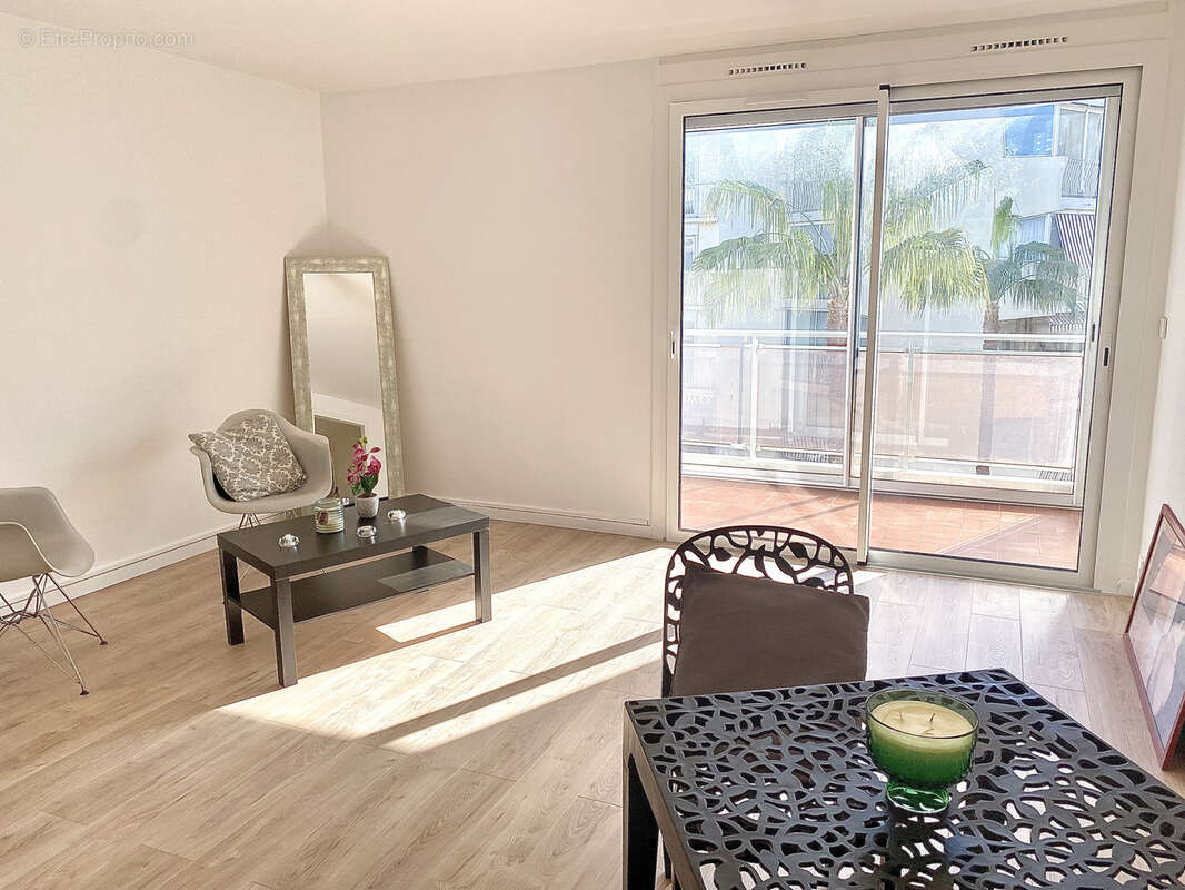 Appartement à SAINT-LAURENT-DU-VAR