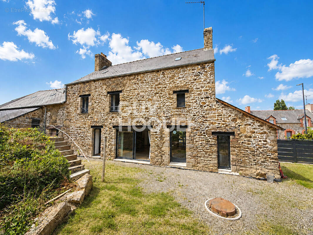 Maison à SAINT-BROLADRE