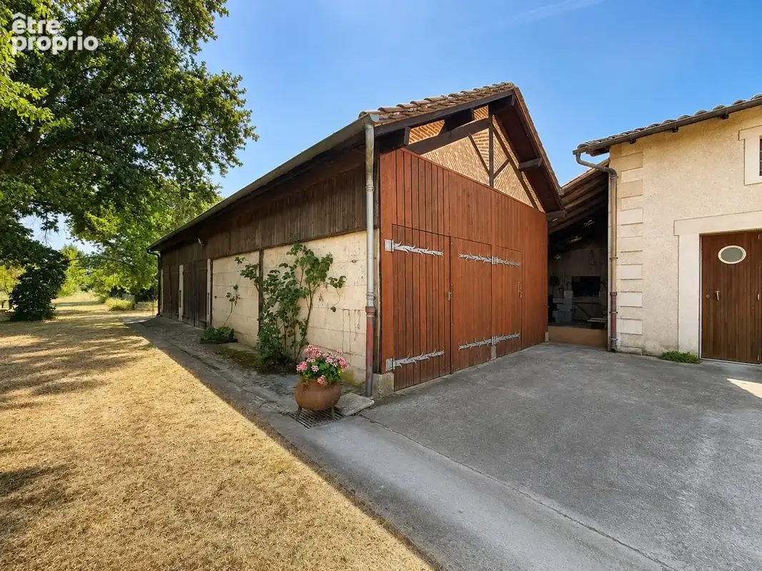 SAINT-PIERRE D'EYRAUD Maison à vendre 240 m2 - 8 pièces-6 chambres- 4 garages- 2 ateliers (24) - photo 13