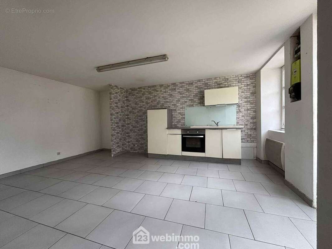 Entrée par la cuisine spacieuse, - Maison à LES ORMES