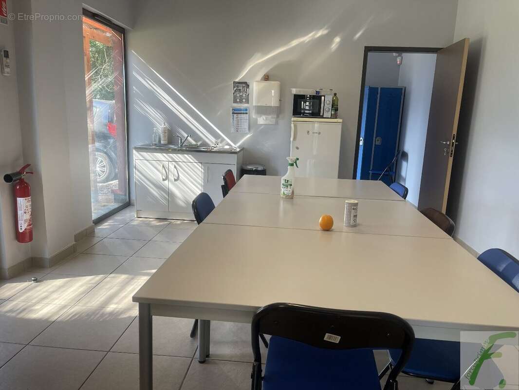 Commerce à LA TERRASSE