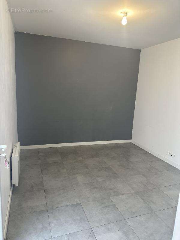 Commerce à NEUVES-MAISONS