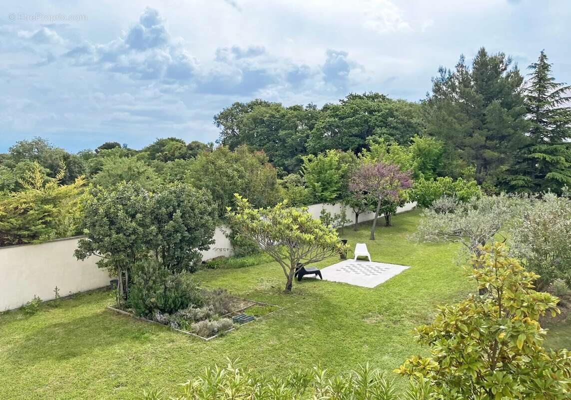 Maison à L'ISLE-SUR-LA-SORGUE