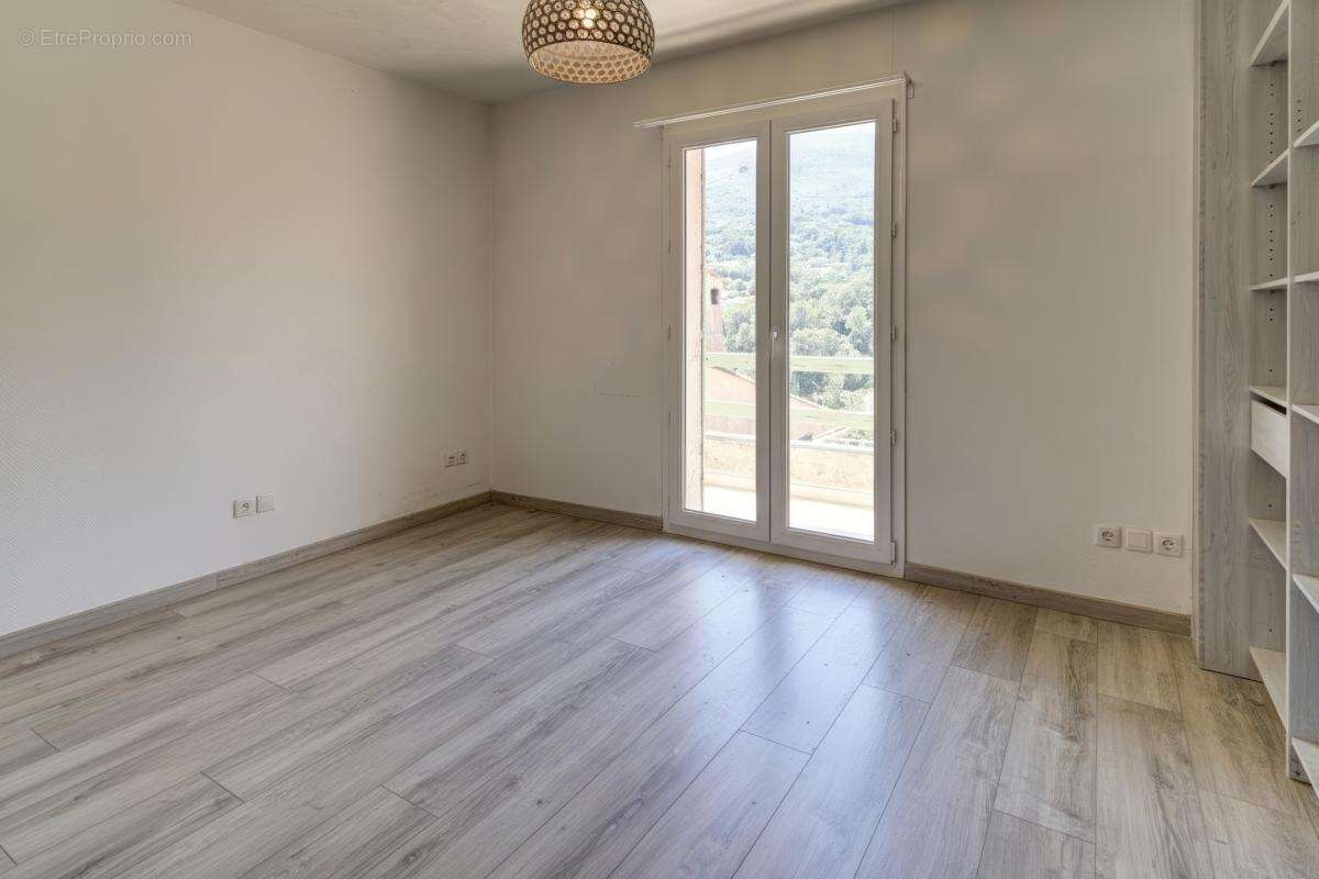 Maison de caractère de 175 m² avec appartement indépendant, jardin, jacuzzi et garage – carros village - photo 14