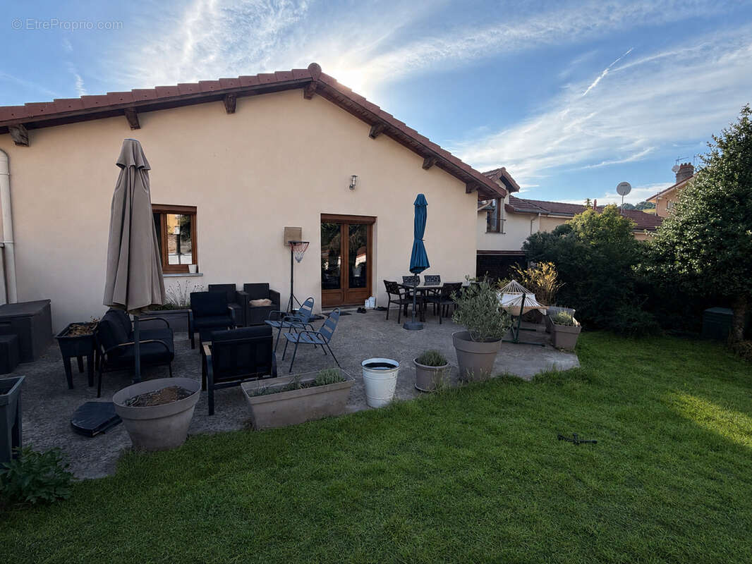 Maison familiale rénovée avec jardin - Le Chambon-Feugerolles - photo 2