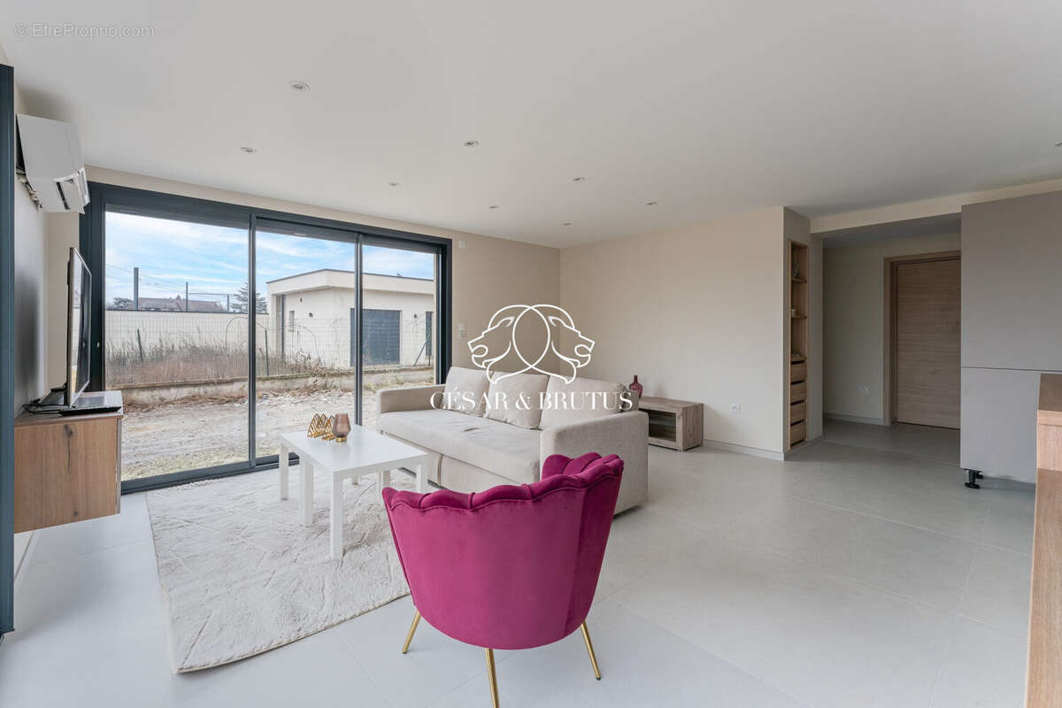 Maison 134 m² à Decines-Charpieu  - photo 6