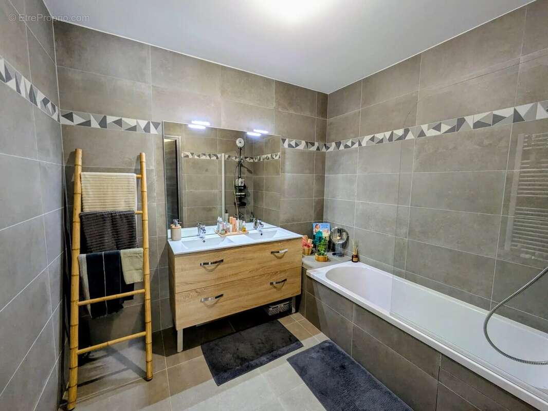 Appartement à GILLY-SUR-ISERE