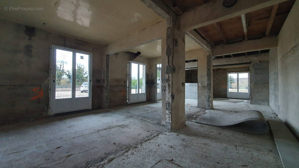 Maison à VER-SUR-LAUNETTE