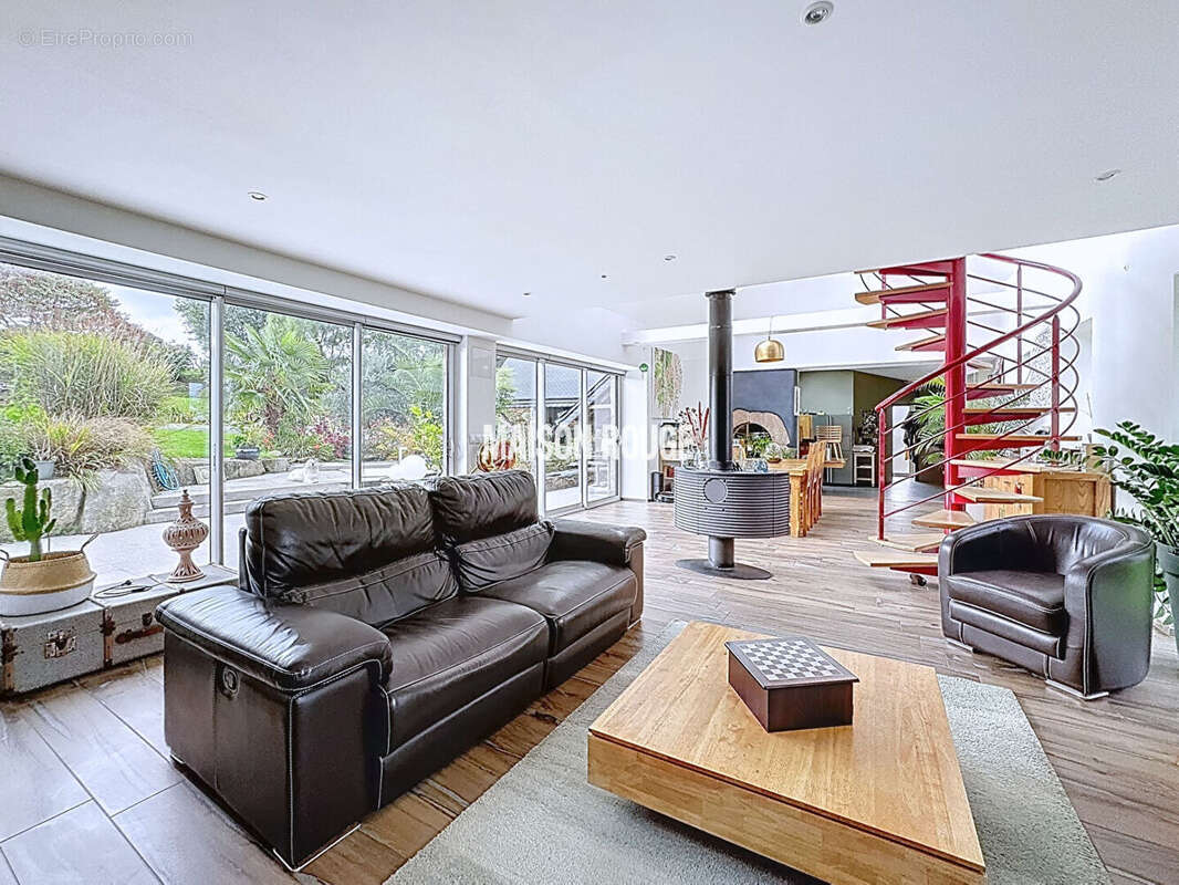 PEDERNEC - Magnifique maison en pierre de caractère avec piscine chauffée et dépendances ! - photo 2