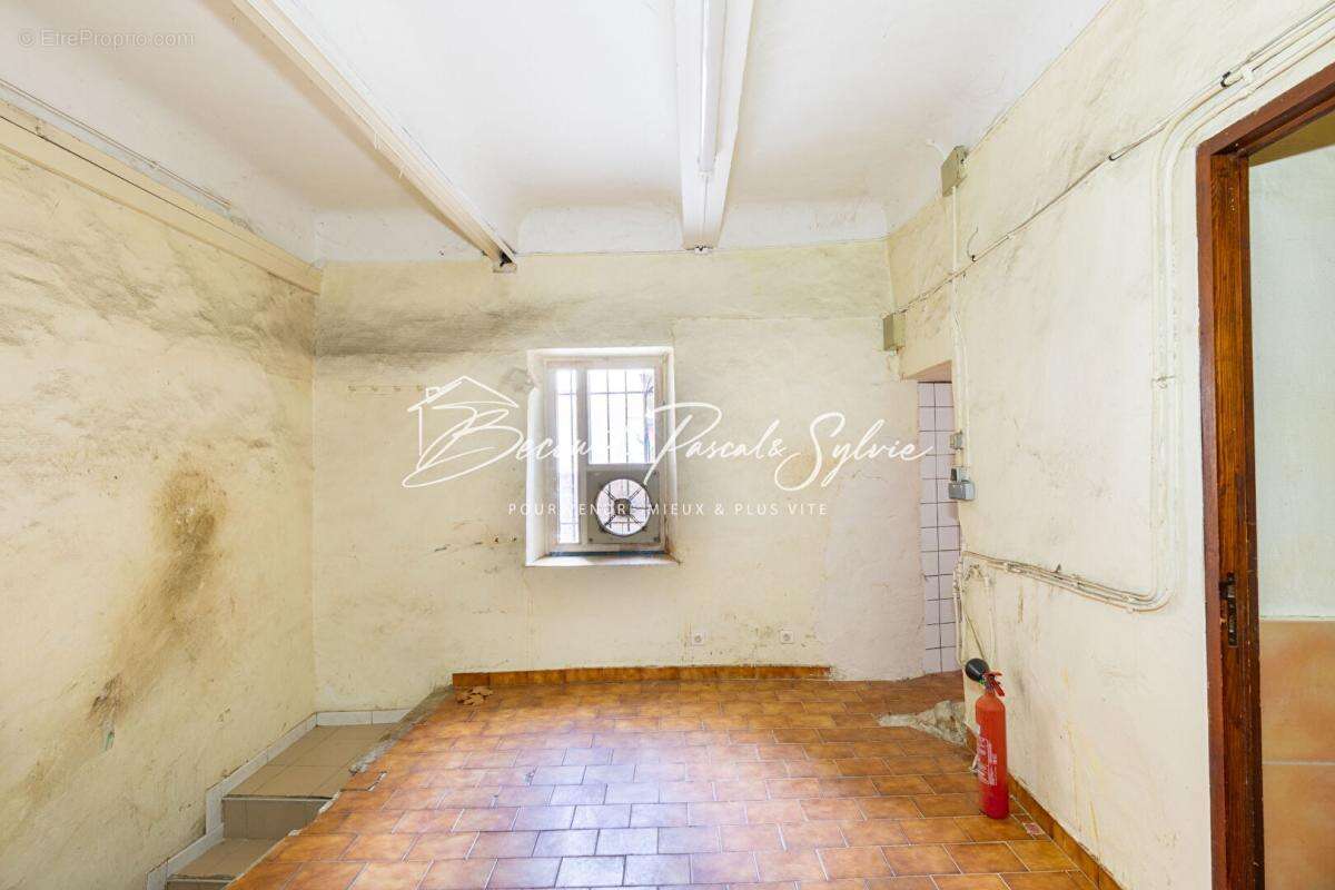 BAISSE DE PRIX - Immeuble de rapport  de 313 m2 avec commerce à Apt (84) - photo 8