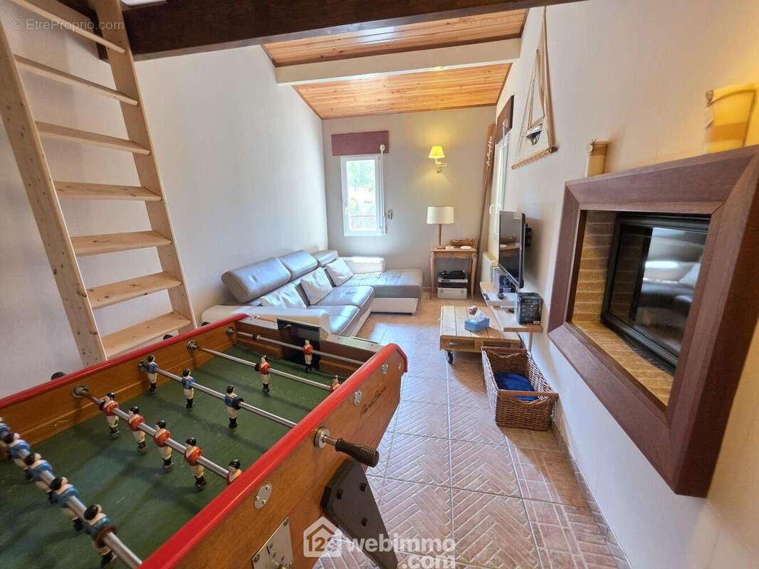 Puis le salon très cosy