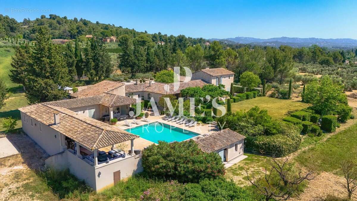 Maison 349 m² à Paradou  - photo 2