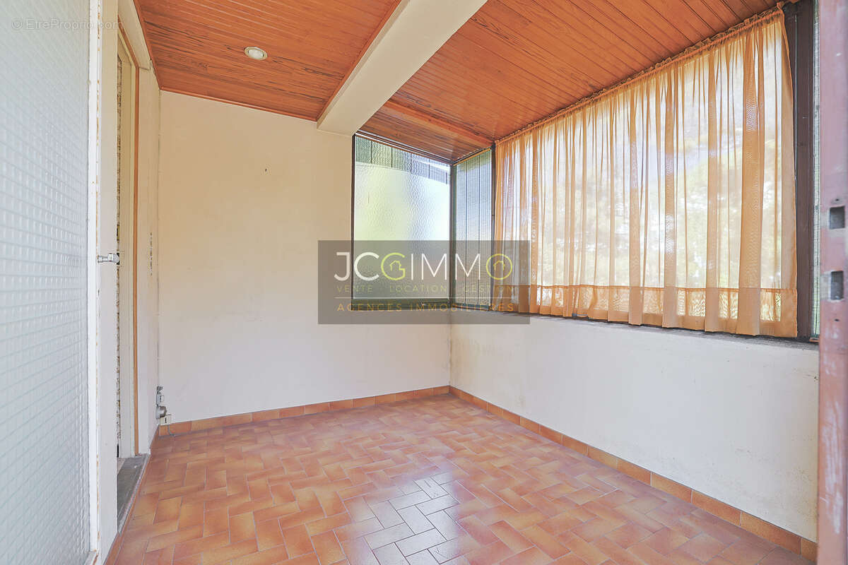 Maison à fort potentiel composée de 2 appartements - Bas Faron à Toulon - photo 16