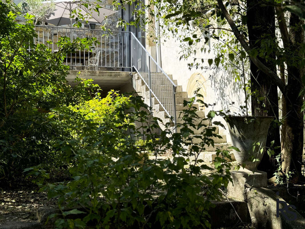 Une magnifique maison bourgeoise de 260 m2 avec terrasse et jardin clos de 300 m2. - photo 22