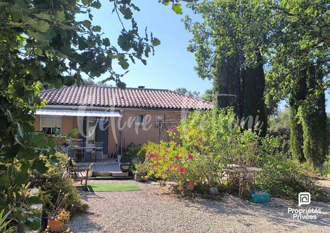 Exclusivité : Maison 98 m² + 2 dépendances T2 & studio - Terrain 3 200 m² - Piscine - photo 2