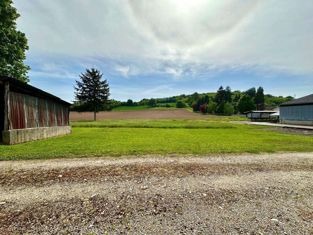 AUTHENTIQUE CORPS DE FERME DE 105 M² À RÉNOVER Parcelle d'exception de 1 000 m² environ  Vue dégagée  Fort potentiel - photo 2