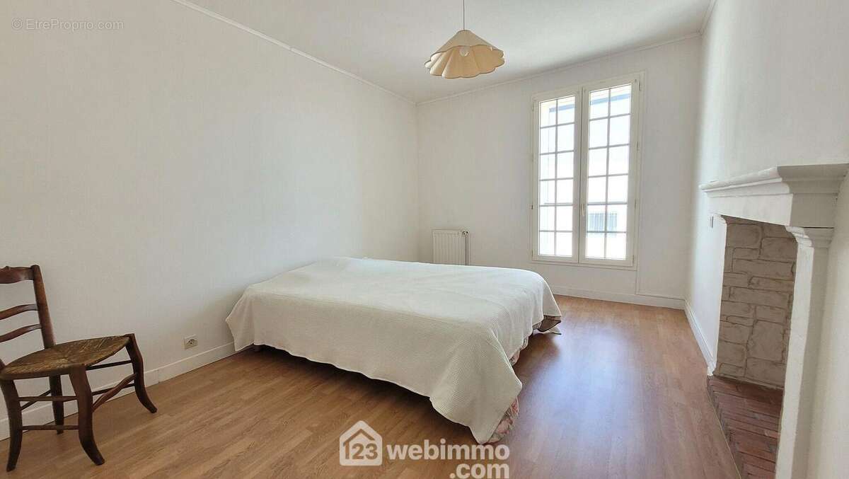 A l'étage, 3 grandes chambres et un WC. Une de 12m²
