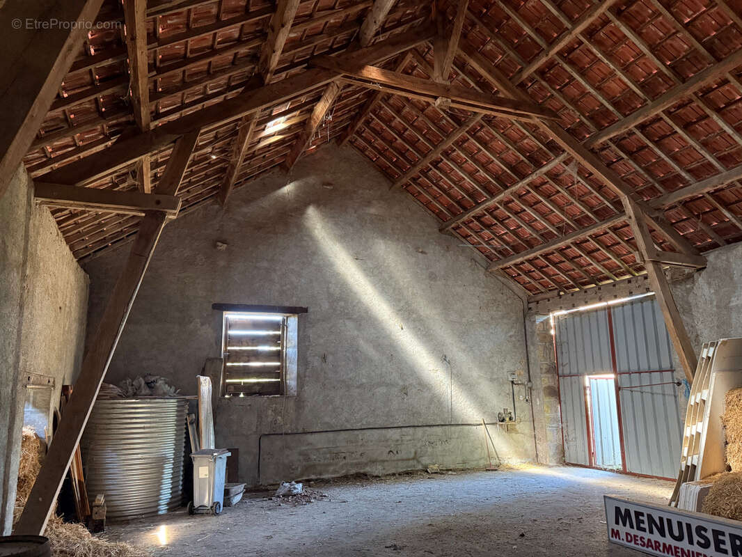 Auv 1226 : Maison typique, grange, puits, calme, vue, 3 849m2 - photo 2