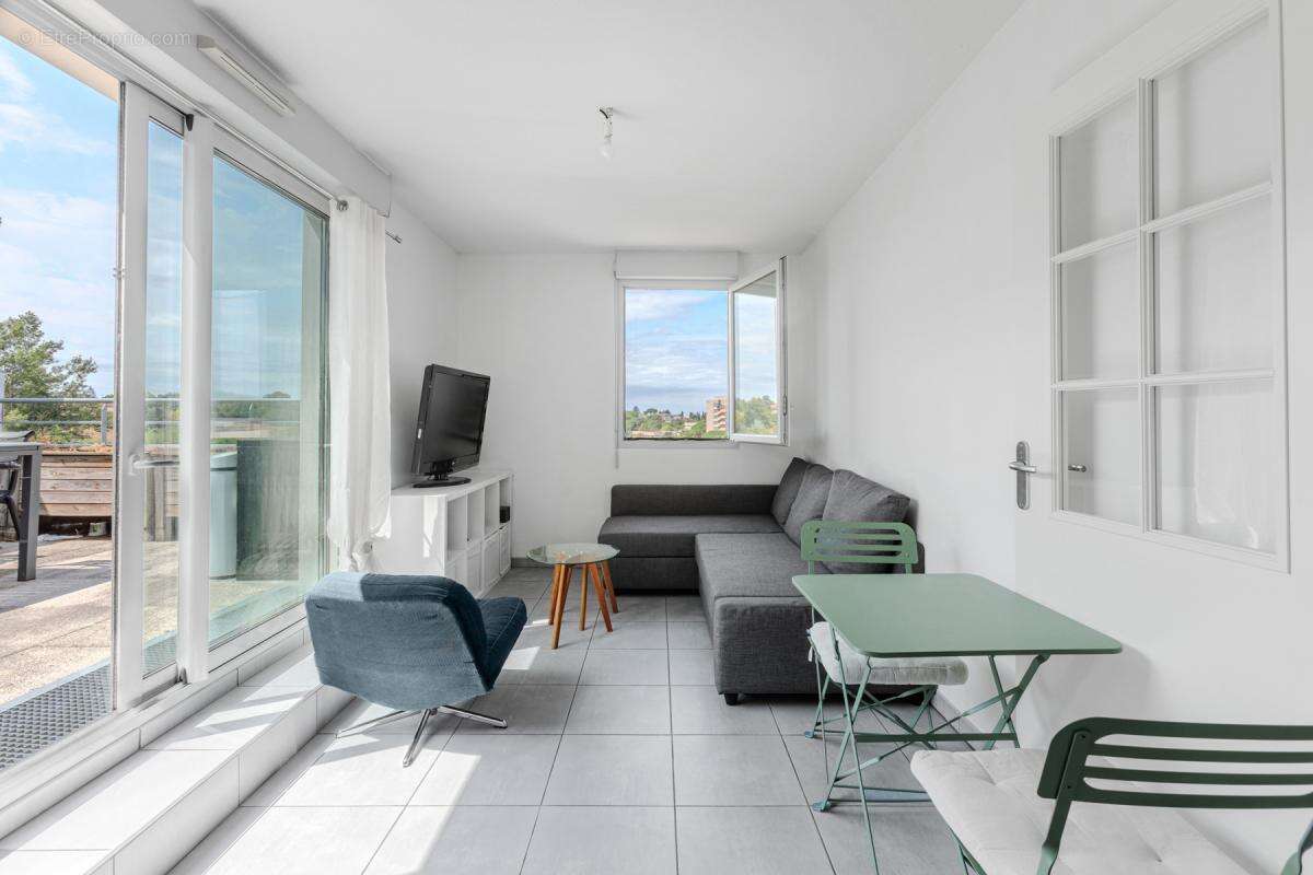 Toulouse 31400 : Appartement T2 37 m² – Dernier étage, terrasse 26 m² et parking - photo 3
