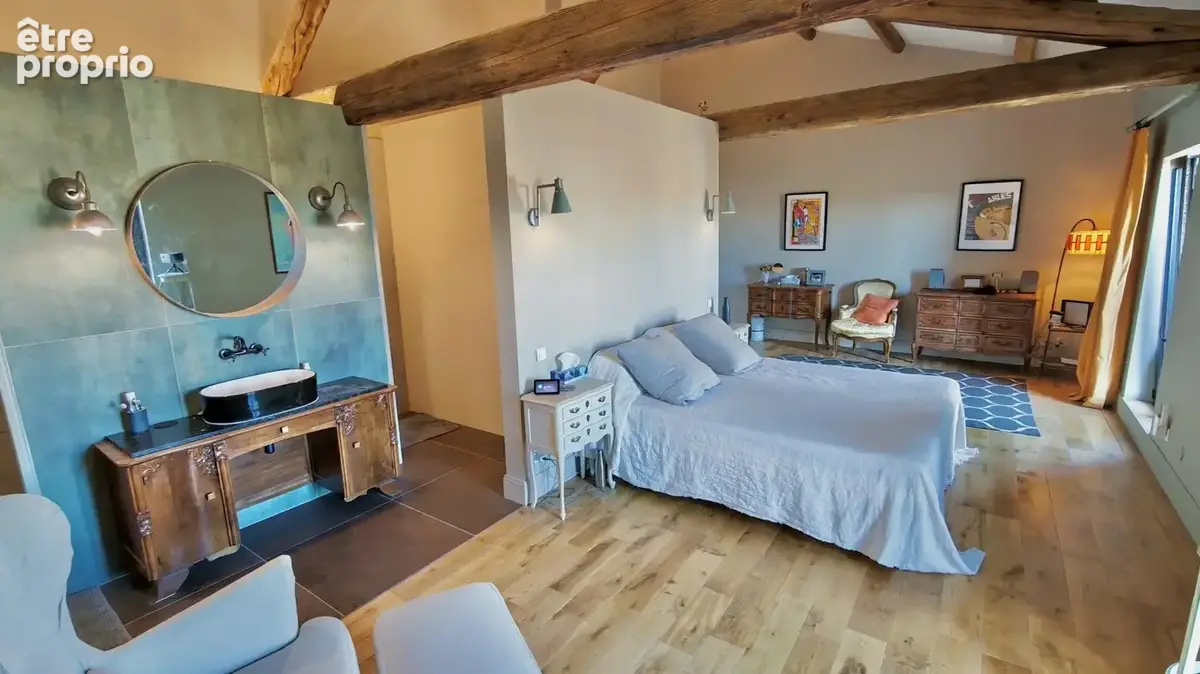 Superbe demeure de caractère de 187 m², rénovée avec des prestations haut de gamme, 5 chambres, patio avec bassin et vaste grang - photo 13