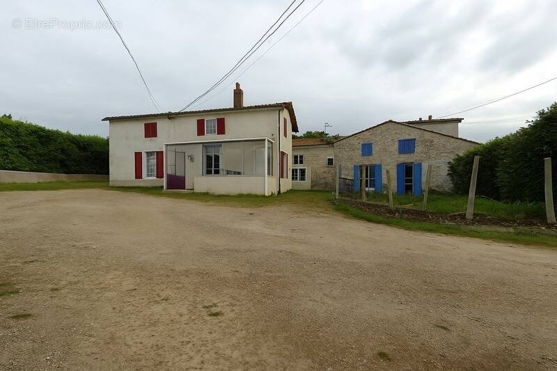 Maison à AZAY-LE-BRULE
