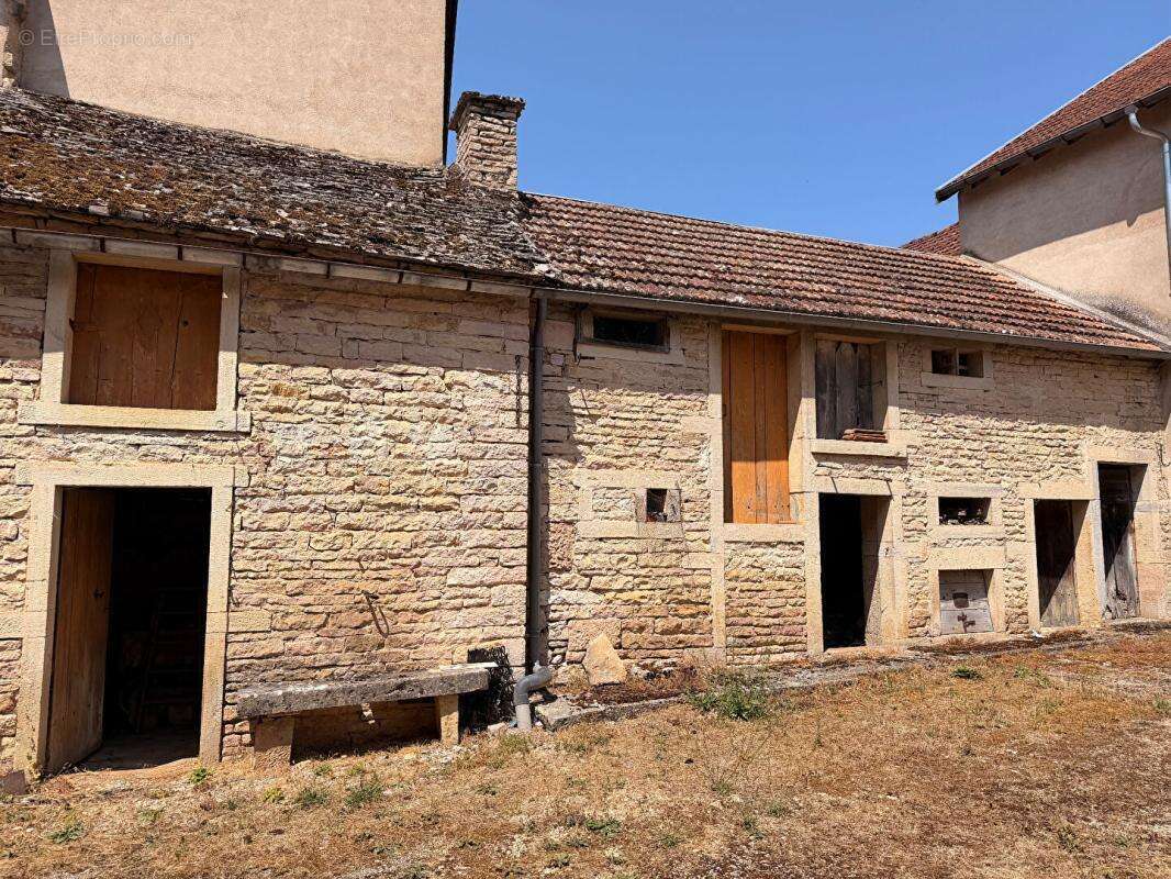 Maison ancienne de 138 m2 avec dépendances - photo 7