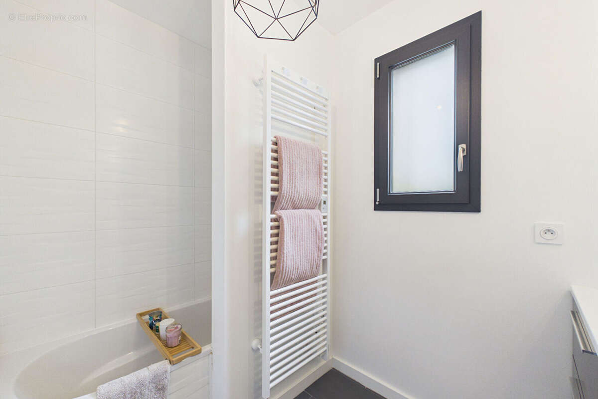 Maison Contemporaine de 2018 - 126 m² - 1325 m² de terrain - Bourg Sous la Roche - photo 13