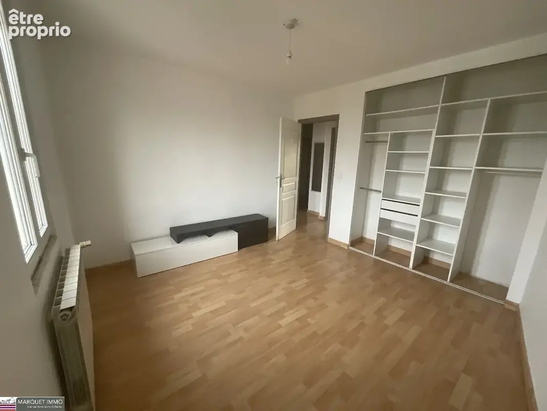 Villa T6 de 110 m²  vous invite à poser vos valises dans un cadre alliant charme et fonctionnalité sur 145 m² de terrain clos et - photo 9