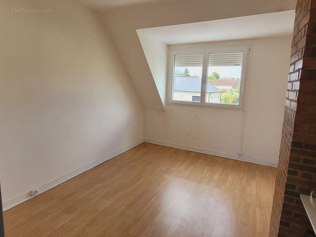 Maison à acheter au Vaudreuil : chambre lumineuse avec placard intégré - Maison à LE VAUDREUIL