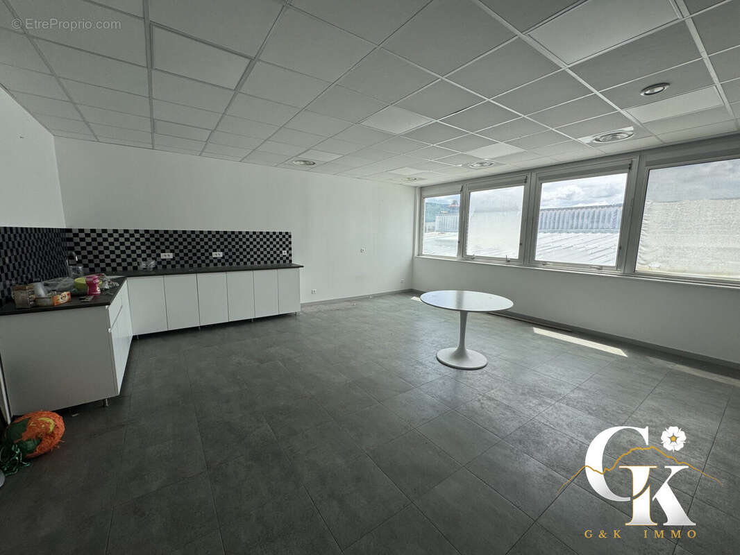 Commerce à SAINT-ETIENNE-DE-CROSSEY