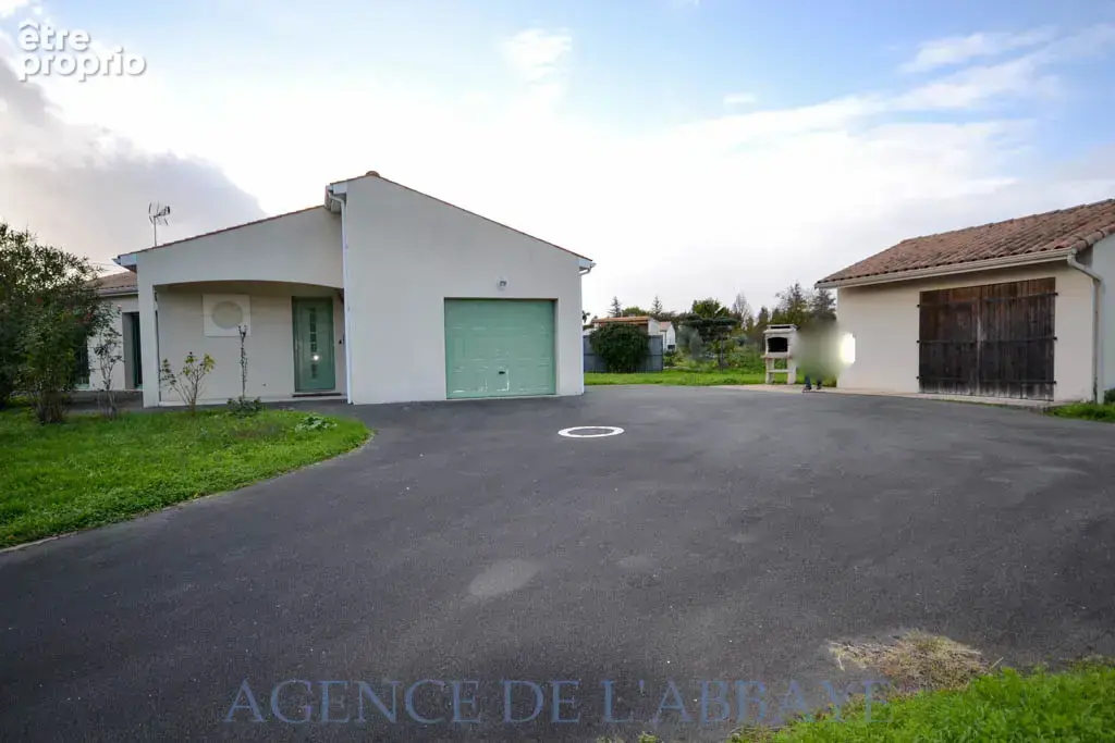 Varzay pavillon récent plain pied  2 ch veranda terrain garage - photo 2