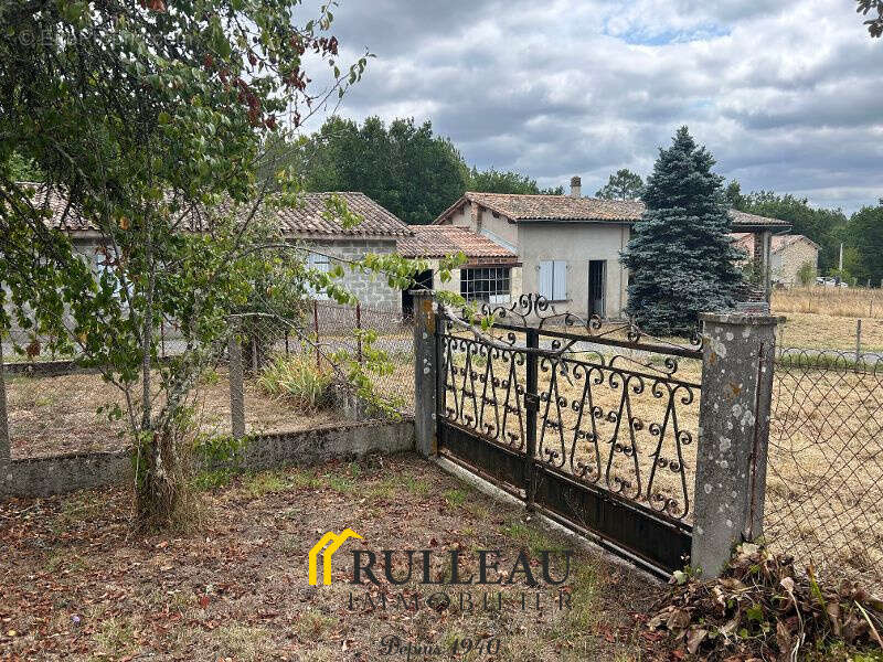 ANCIEN CORPS DE FERME: propriété de 1,7 hectares, maison en pierre avec 5 dépendances - photo 2