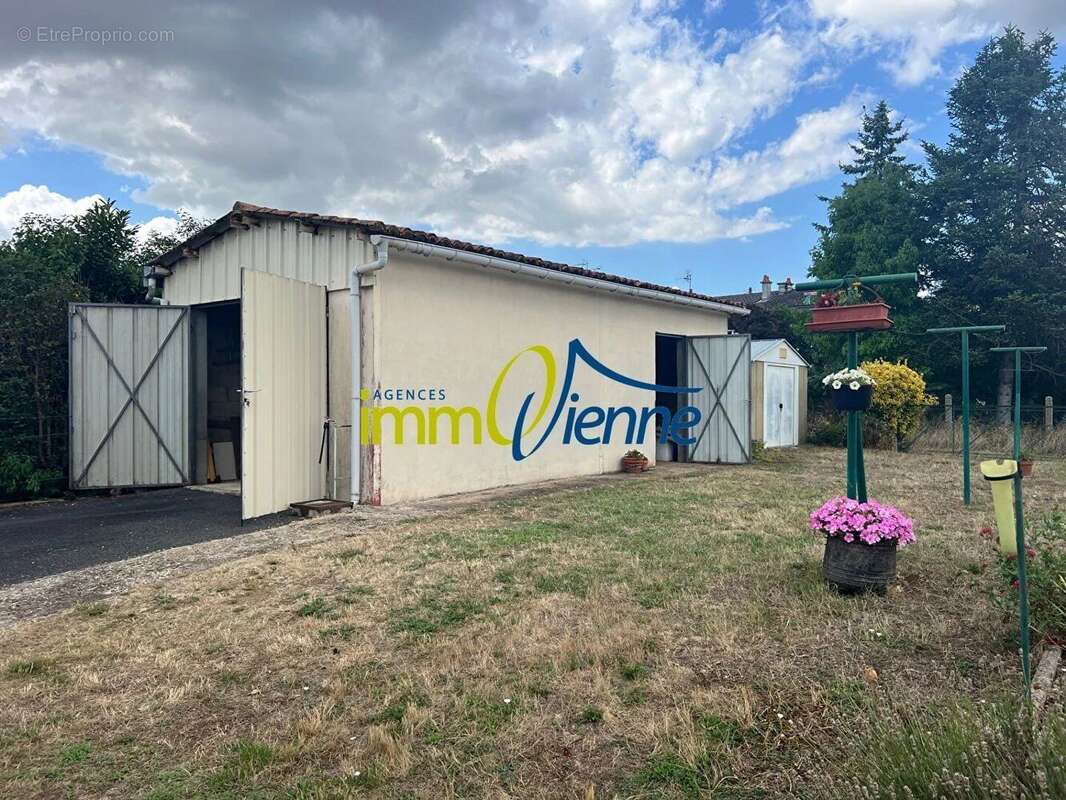Maison à LUSSAC-LES-CHATEAUX
