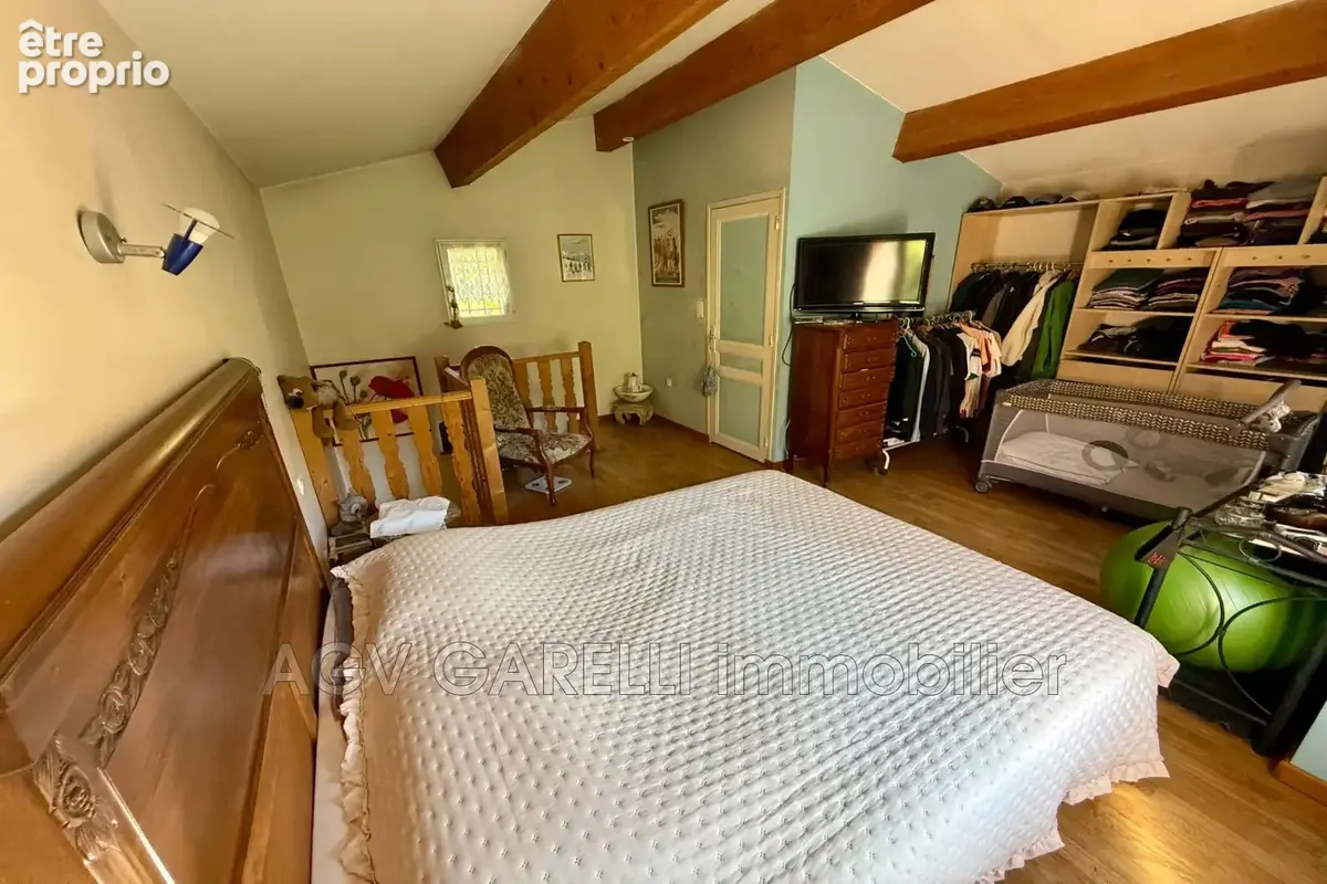 Maison 110 m² à Le Revest-Les-Eaux  - photo 9