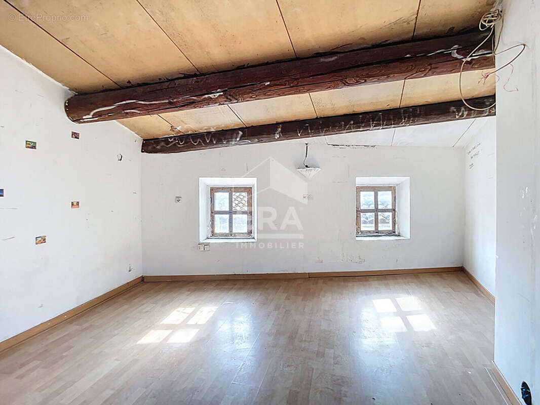 Maison à SAINT-MITRE-LES-REMPARTS