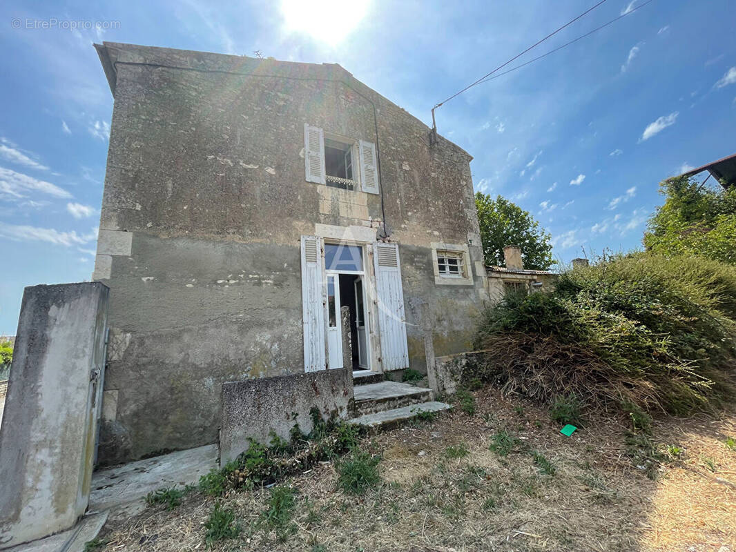 Maison à LES MAGNILS-REIGNIERS