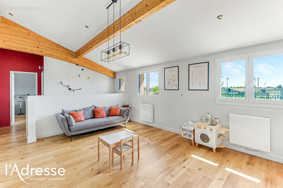 Exclusivité l'Adresse Immobilier - Cugnaux - Maison de 168 m2 avec Garage et piscine Couverte sur un terrain de 552m². - photo 4