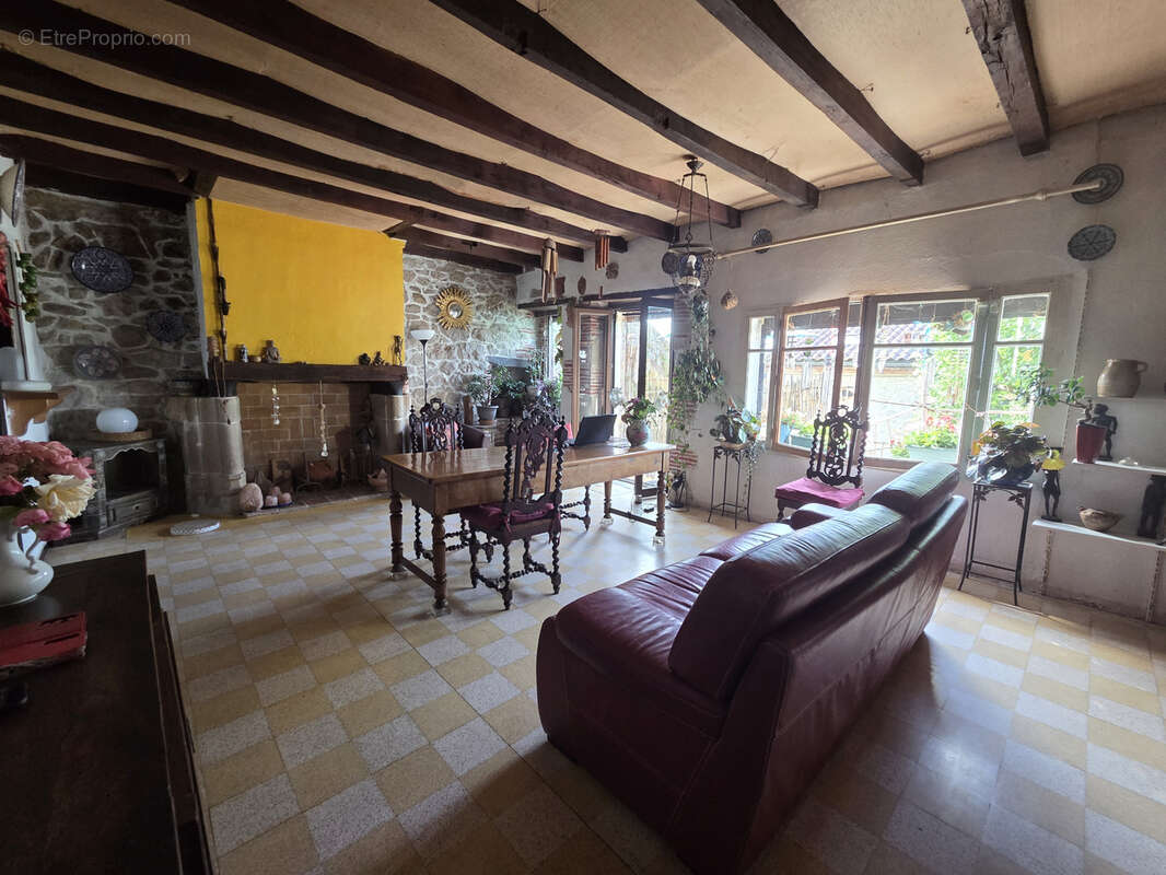 Maison de village de 228 m2 à rénover à fort potentiel - photo 4