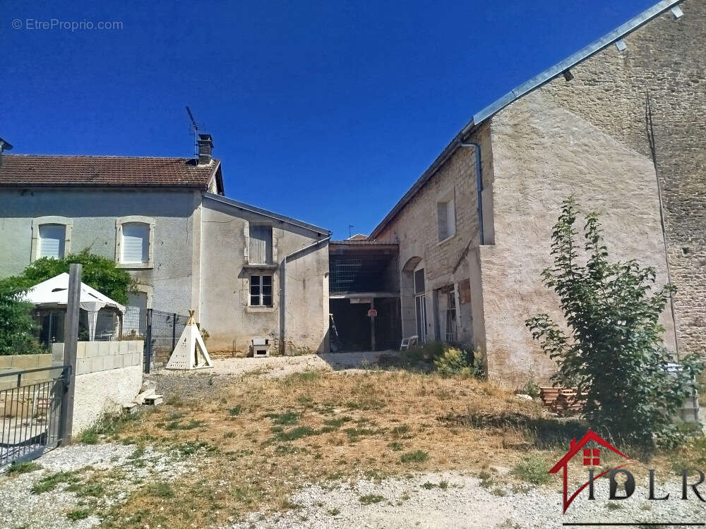 Ensemble immobilier compose de 3 maisons - photo 3