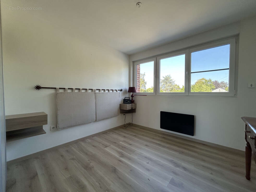Maison semi individuelle entièrement rénovée avec gout, secteur calme et prisé ! - photo 10