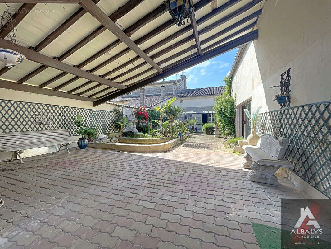 Maison à LES ARTIGUES-DE-LUSSAC