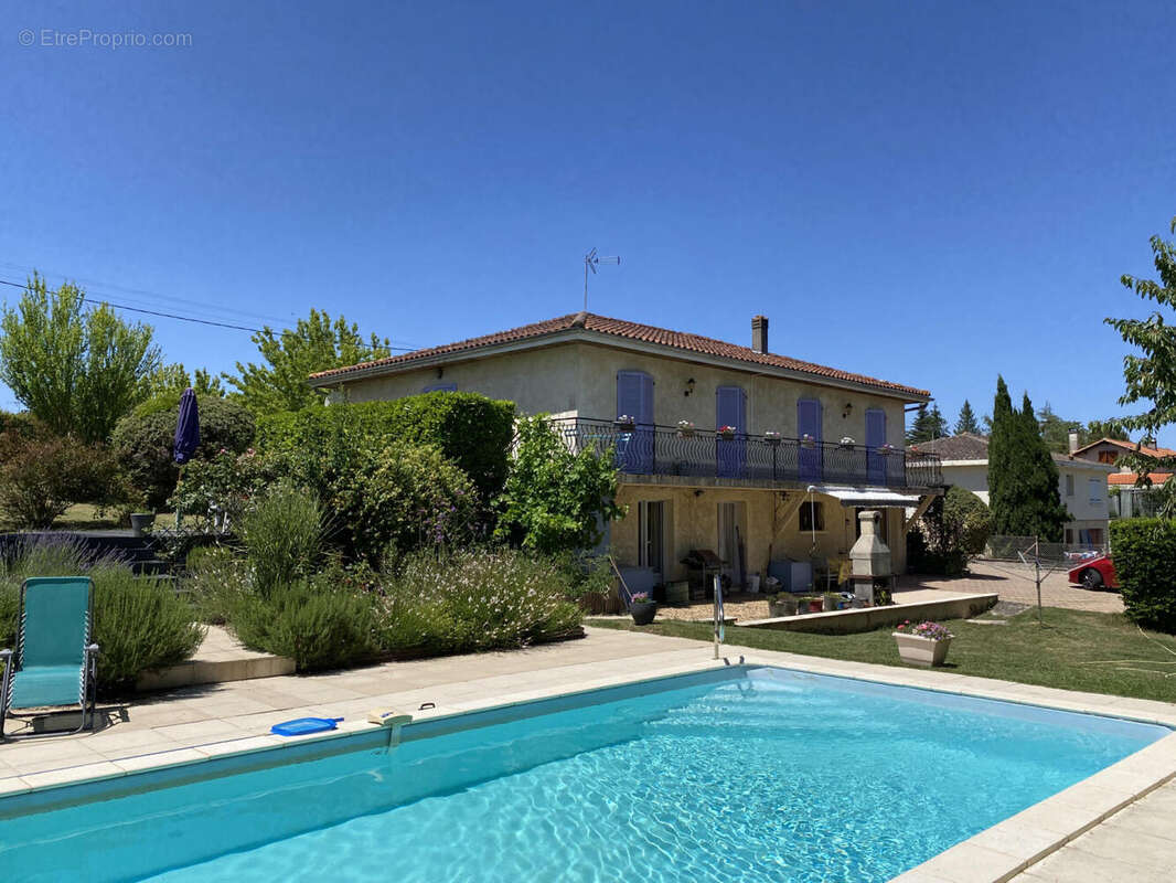 Maison avec piscine 16210  - Maison à SAINT-ROMAIN