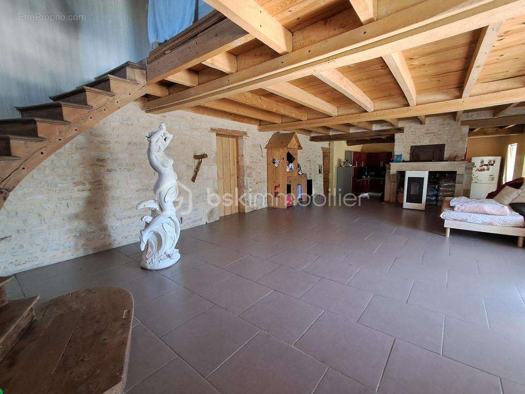 Charentaise a finir de renover – 150 m² – bernaÿ-saint-martin - photo 4