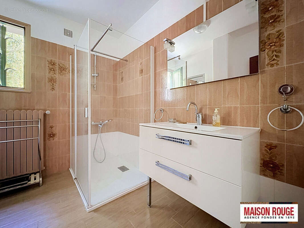 Maison familiale à vendre à Saint-Quay-Portrieux avec grand terrain arboré, beaux volumes et fort potentiel - photo 15