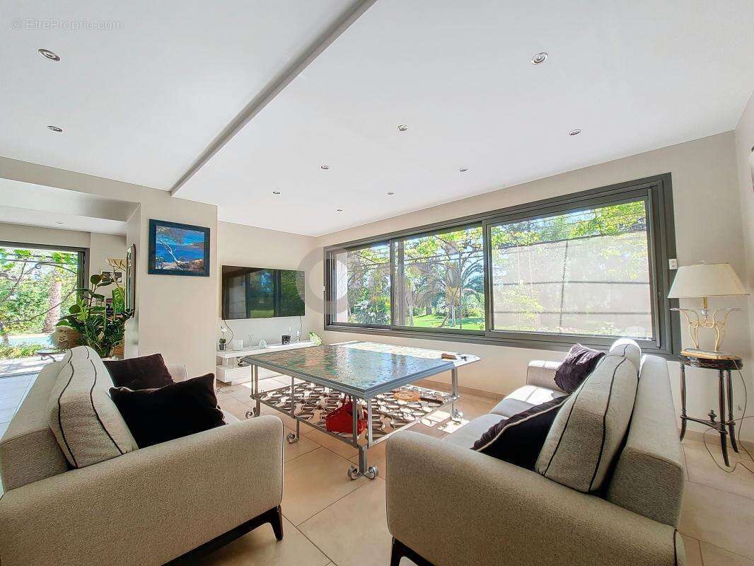 Propriété de Prestige avec Piscine spa et Terrain de tennis à Roquebrune-sur-Argens - photo 4