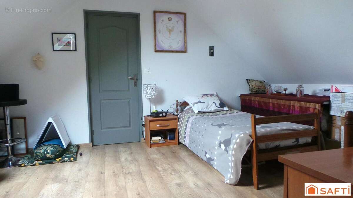 Maison 118 m² à Beaumont-La-Ronce  - photo 7