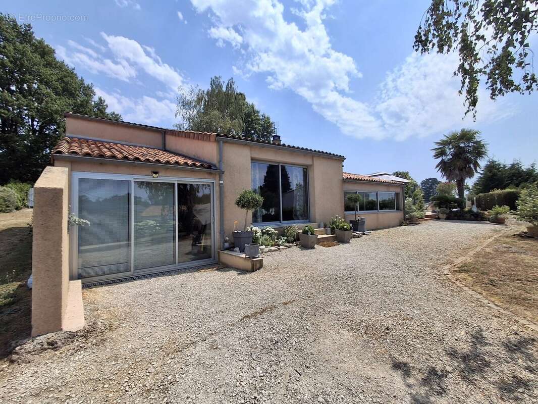 Maison 110 m² à Chasseneuil-Sur-Bonnieure  - photo 3