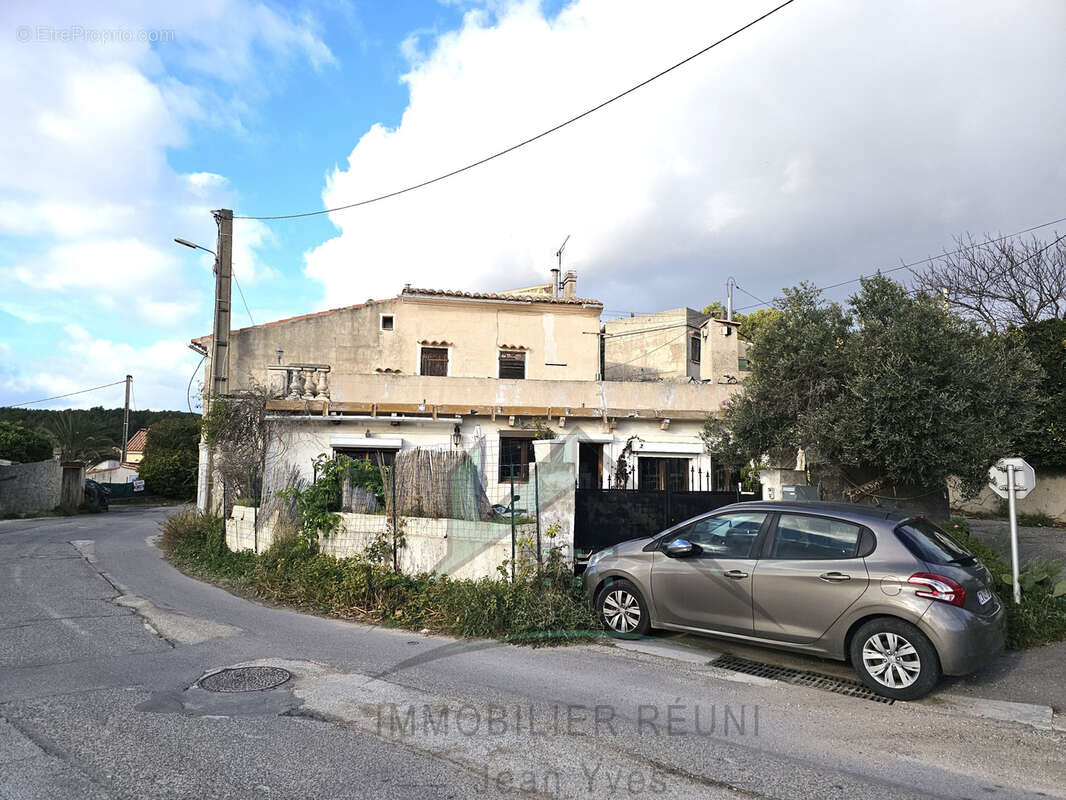 À 700 m de la plage de Sainte-Croix : Maison à réhabiliter avec un potentiel exceptionnel ! - photo 2