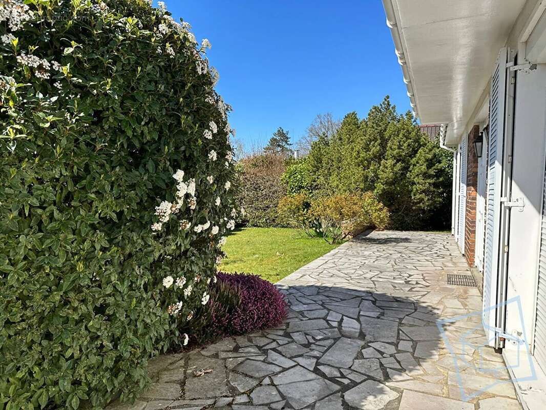 Maison à VOISINS-LE-BRETONNEUX